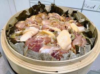 step8: 在糯米上均勻地舖上雞件， 大火蒸20分鐘至雞件及糯米飯熟透
