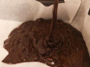 step4: 倒入焗盆焗 20分鐘，取出後放涼，切成方件即成。