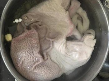 step5: 放入燙好並清洗後的豬肚，加入九分滿的水，