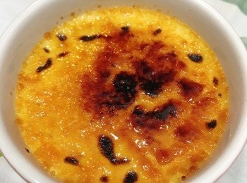 step6: 黃糖平均灑在燉蛋上，以火槍燒溶至至焦糖狀，待稍為冷卻焦糖層變硬即可