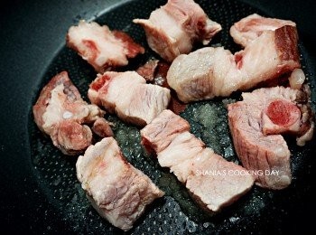 step4: 將川燙過的排骨放入鍋中與糖液一起拌炒。