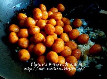 step5: 燒紅鑊 , 爆香蒜粒及乾蔥粒有香味 , 加入魚蛋拌勻炒數分鐘