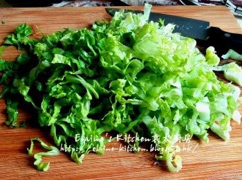 step2: 唐生菜切絲後用水沖一沖洗及瀝乾