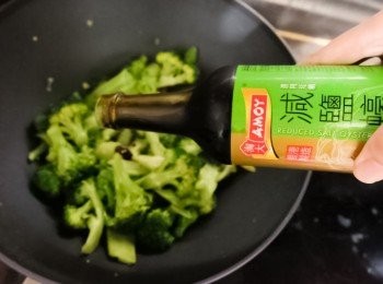 step6: 加入西蘭花及減鹽蠔油炒至熟透