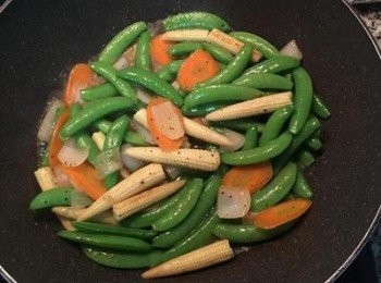 step8: 加入少許水嗆煮一下，