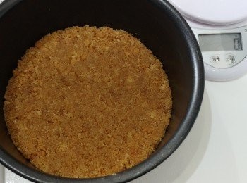 step1: 預熱焗爐190度

將溶左的牛油連消化餅碎撈勻後壓入蛋糕模
焗8分鐘

取出蛋糕模後, 爐溫降至160度