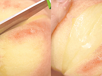 step4: 圍著水蜜桃中間位置輕輕劃一刀，輕輕剝開外皮。