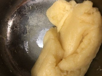 step3: 不停攪拌成麵糰，用中火繼續煮兩分鐘，看到煲底有一層薄膜。離火，然後靜置3分鐘。
將雞蛋打散，然後分開幾次把蛋液續少加入麵糰內，麵糰此時會散開的，但只要不停攪拌，又會再成麵糊。