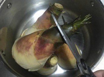 step2: 洗淨後將尖頭的部份剪掉。
