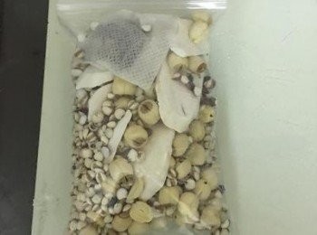step1: 可以去中藥店買配好的四神湯藥包，大包100元，小包50元。一般超市也有配好的四神藥膳包喔。100元的可以煮一大鍋10人份的喔～