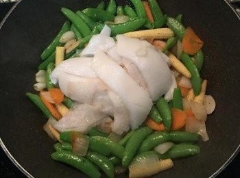 step9: 接著放入花枝，開大火拌炒～