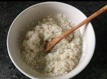 step2: 珍珠米洗淨，用小小油加水浸米約半小時。