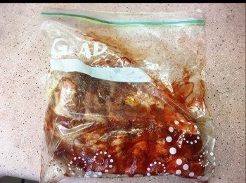 step2: 將豬肋骨放入保鮮袋內，再加入調味料，雪2小時待用