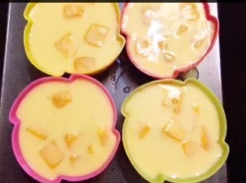 step4: 然後倒入芒果布丁液 雪5小時以上 便可脫模