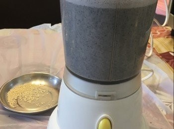 step3: 將黑芝麻放入攪拌機打磨成黑芝麻粉先，再加入<span class="group_3">B</span>的所有粉類，然後加入<span class="group_2">A</span>糖水。
然後將全部所有材料（除白芝麻外）一起在攪拌機攪拌。