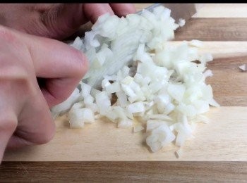 step1: 把蔥和洋蔥切碎；把蒜切末備用。