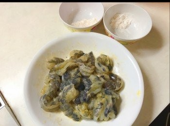 step3: 用<span class="group_2">醃料</span>（鹽、蛋黃、吉士粉、粟米粉）把蝦抓醃均勻備用。