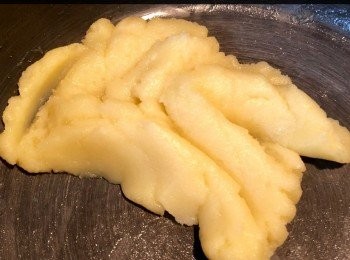 step2: 快速拌入低筋麵粉成粉團，熄火放數分鐘降溫。