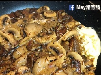 step5: 熄火拌入牛油。再加入長通粉與醬汁拌匀，上桌時灑上巴馬臣芝士碎和香芹碎。