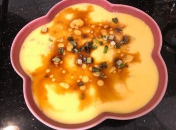 step5: 淋上熟油，生抽，灑少許胡椒粉，放上葱粒，即可享用