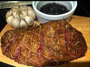 step6: 建議鴨胸端出後，放一會兒才切，有助鎖緊肉汁。
完成。