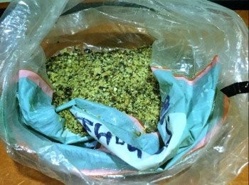 step3: 魔鬼魚洗淨，用廚房紙抺乾水份，依次序抺上海鹽 - 檸檬胡椒 - 鷹粟粉醃約10分鐘，備用。