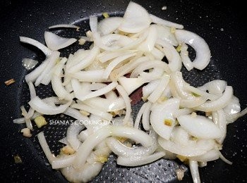 step5: 加入洋蔥，炒至些微透明。