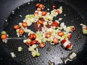 step4: 原鍋放入蒜末、蔥白與辣椒段炒香。