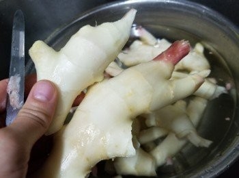 step4: 將子薑切去尖頭紅色部分，刮去薄皮洗淨、瀝乾水份