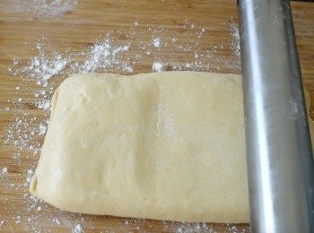 step9: 再將麵糰拿出，橫放在枱上，然後再擀成30×20cm的長形（不要擀太久，成形便可）然後將一邊的麵糰摺2/3，另一邊的1/3再摺向1中間（跟之前步驟一樣）。將麵糰放入膠袋，放入雪櫃冷卻一個小時.