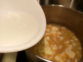 step7: 慢慢將茨汁倒入粟米蓉內，杰身程度自己決定。（茨汁無需一定用完。）