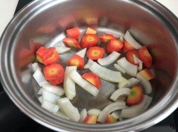 step3: 鑊/鍋內以少少油炒香紅蘿蔔、洋蔥約3分鐘（個鑊唔好太淺）