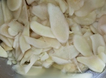 step6: 醃佐20分鐘後，子薑會出好多水份，用手榨乾水份，擺入乾燥的玻璃容器中