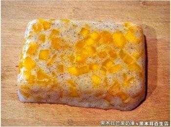 step5: 用湯匙逐一輕壓入玻璃保鮮盒的邊角後，便能順利將黑木耳芒果奶凍取出。