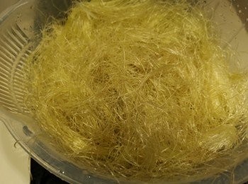step1: 粟米鬚用鹽水浸約15分鐘，之後清洗乾淨後，隔去水份備用。