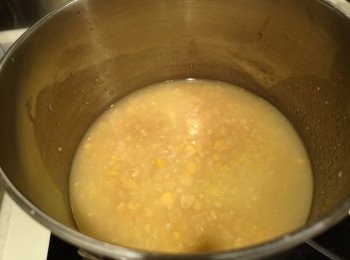 step5: 粟米蓉加水後煮滾。