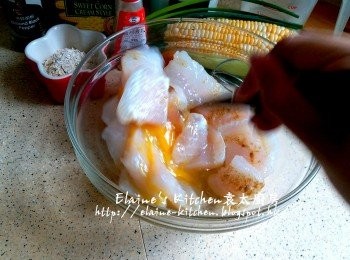 step2: 加入1/2隻雞蛋 , 少許鹽 , 胡椒粉拌勻靜待30分鐘