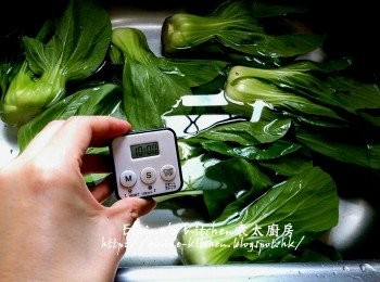 step3: 小棠菜加少許鹽 , 再加水浸過面靜待10分鐘後切碎 , 用水沖一沖洗及瀝乾