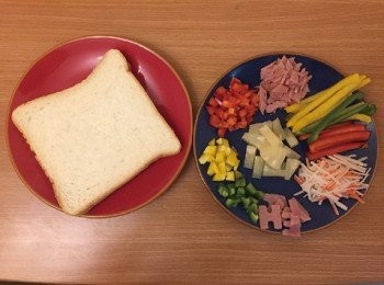 step1: 先準備好所需要的配料，三色椒先洗淨切粒；
    蟹柳切絲；洋蔥橫切為洋蔥圈；火腿按心宜形狀切成細塊
 （建議用特式模具切割成特別形狀）。
    焗爐需預熱200度。