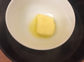 step1: 急凍酥皮先放於室溫解凍。
牛油亦先行融化。
把焗爐預熱至 200C。