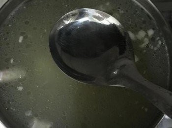 step10: 加入三大匙米酒；大火煮滾後，轉小火慢燉一小時到豬肚柔軟，即可加鹽調味。