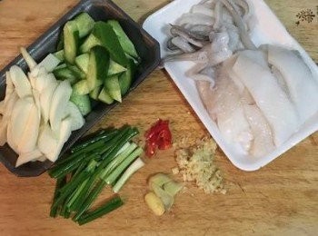 step3: 皎白去殼後，切去一截頭，直向對切後再切片；小黃瓜去頭去尾後，滾刀切；蒜頭拍扁去皮切碎；蔥白拍扁後，整枝切段；辣椒切前先滾一滾，去蒂頭後便可將籽倒出，接著斜切。