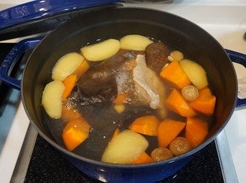 step3: 在煲內放八碗水，加入所有材料（白背木耳水不要，螺頭剪去腸沖乾淨後連掩連水煲），以中大火煲滾後煮三十分鐘，轉小火煲1.5小時即成