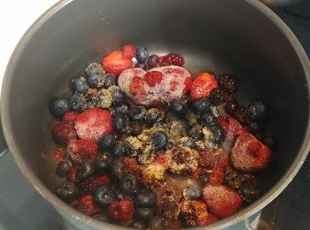 step7: (Optional)
急凍雜莓, 加入糖同檸檬汁(1茶匙,防止雜莓氧化)
糖的份量要按雜莓的甜度而調節 (請試味)