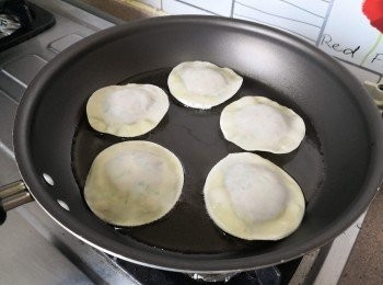 step9: 易潔鑊燒熱適量油（不用太多）