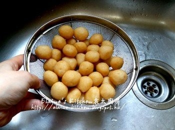 step2: 用中火煮滾後熄火蓋上蓋焗5分鐘 , 將魚蛋用水沖洗油份及瀝乾