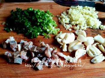 step3: 鹹魚去骨切粒 , 薑去皮切細粒 , 蔥切粒 , 蒜頭去衣拍扁
