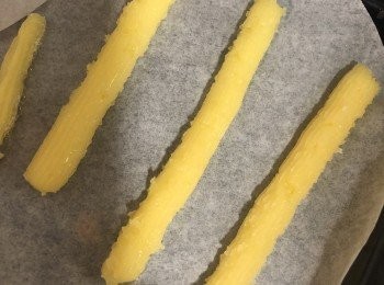 step4: 攪拌麵糊至微微滑落的狀態便可，放入星形擠花袋內。
烤盤先鋪上烘焙紙，再擠出長條形，每次尾巴可用剪刀剪開麵糰。
放入焗爐，焗約20分鐘，至金黃色後，先關上焗爐讓其靜置5分鐘後, 才把吉拿棒從焗爐拿出。