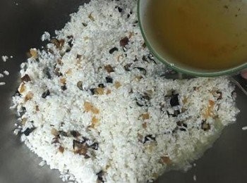 step6: 加入1杯半的水（包含香菇水和蝦米水）；