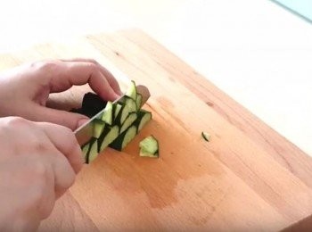 step2: 青瓜切成小片加小許鹽,  用厨房紙吸去多餘水分